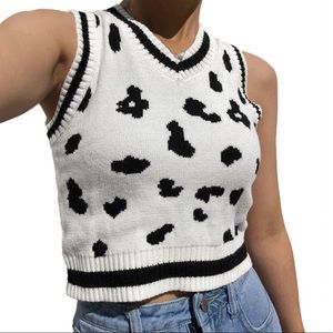 ❌SOLD❌ Cute sweater vest / black & white / BARELY WORN